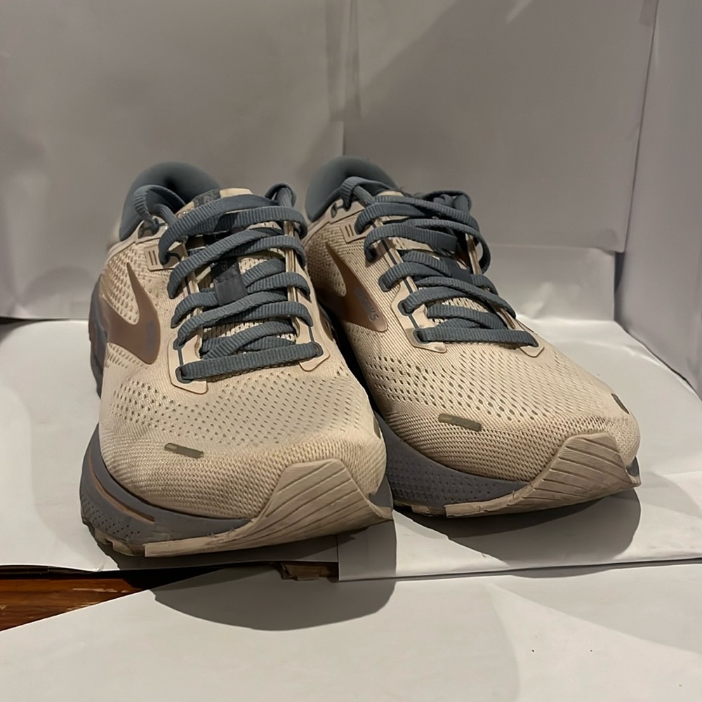 Brooks Adrenaline GTS 22 **NO INSOLES** (Size- Women’s 9)